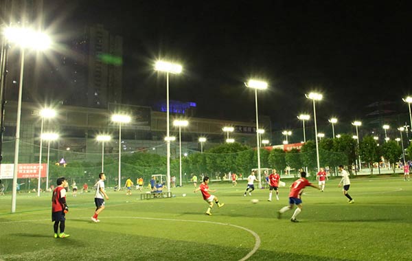 40 ensembles de projecteurs LED dans le stade de football en Chine