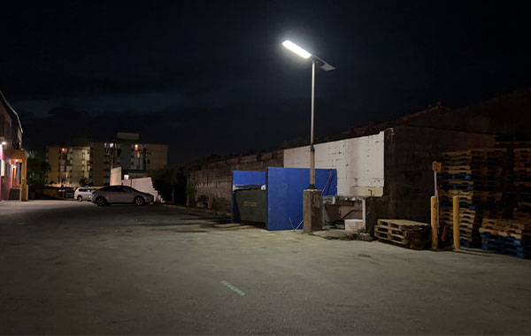 50 ensembles de lampadaires solaires SLZ en Amérique
