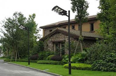 Les lumières solaires de jardin à télécommande crée un espace extérieur vert et confortable