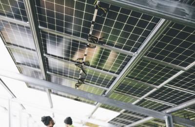 Installation du système de production d'énergie photovoltaïque sur le toit industriel et commercial