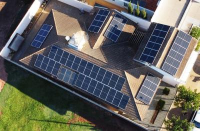 L'orientation d'une pente affecte considérablement les systèmes de stockage solaire