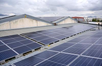 Comment sélectionner des onduleurs hybrides intelligents pour les centrales photovoltaïques industrielles et commerciales