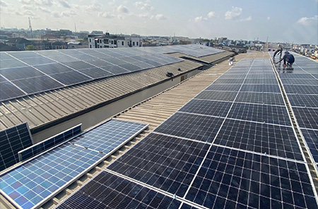 Étude de cas : déploiement de panneaux solaires monofaciaux bifaciaux de 550 W pour l'alimentation de secours à Lagos, au Nigeria