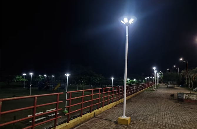 Mise en œuvre réussie d'un projet municipal (lampadaires solaires) au Pérou