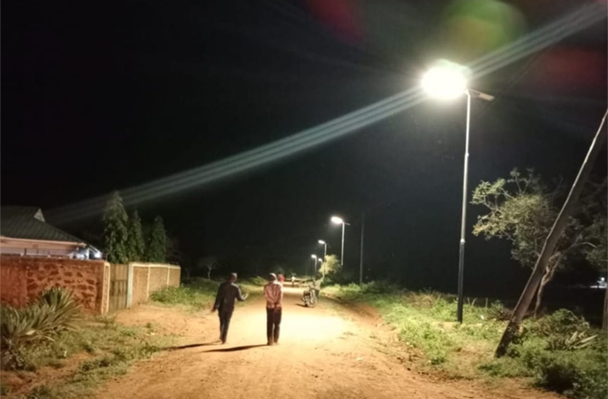 76 ensembles de lampadaires solaires SLV au Kenya