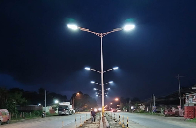 100 ensembles de lampadaires solaires ont été achetés et installés aux Philippines