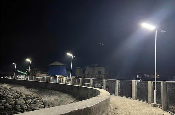 77 ensembles de lampadaires solaires tout-en-un à batterie Lifepo4 aux Philippines