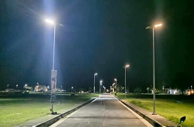 Anern livre 100 ensembles de lampadaires solaires SLZ et SLV pour un projet d'éclairage communautaire aux Philippines