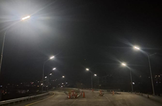 Projet d'éclairage municipal au Népal : 60 ensembles de lampadaires solaires SLV-120W d'Anern