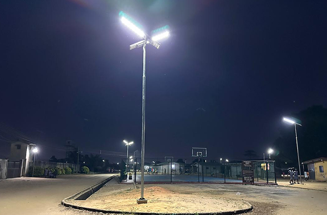 Lampadaires solaires Anern SLV2‑120W dans le projet d'éclairage routier communautaire au Nigeria