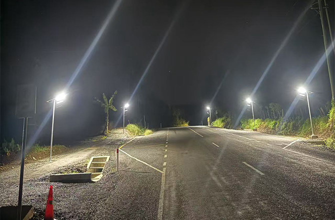 Lampadaires solaires tout-en-un Anern SLZ‑60W avec mâts dans le cadre du projet d'éclairage de la route côtière des Samoa