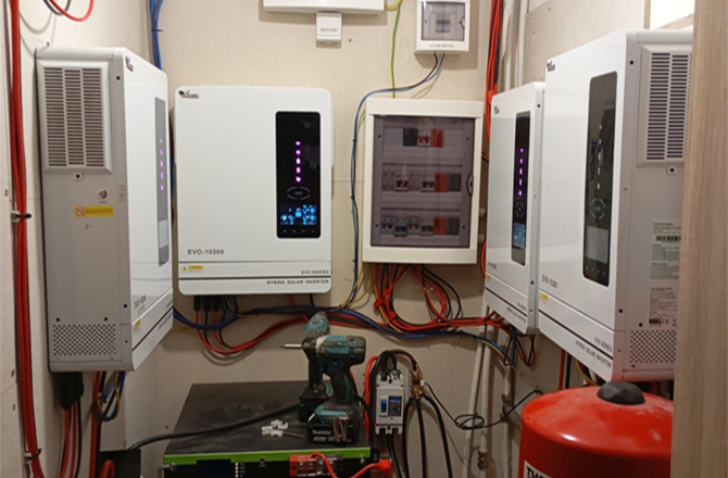 Onduleur hybride Anern EVO 10,2 kW et onduleur UPS basse fréquence SPI 6 kW en Bulgarie